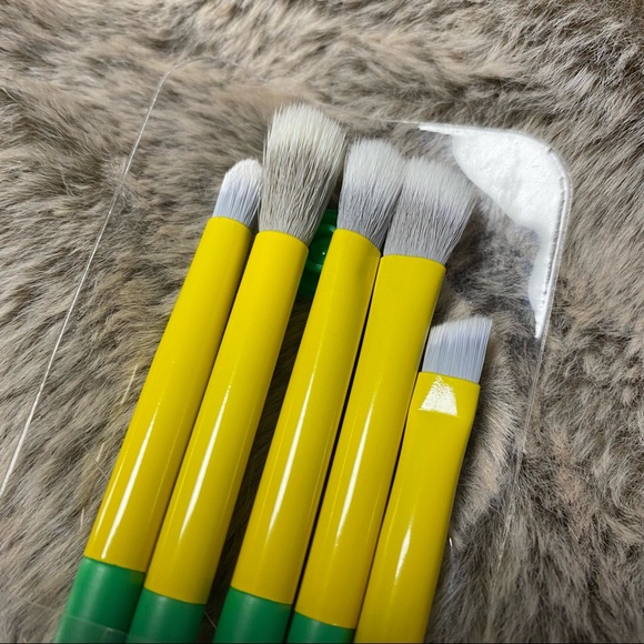 Lavish Makeup Brush Set - Picture 2 of 2